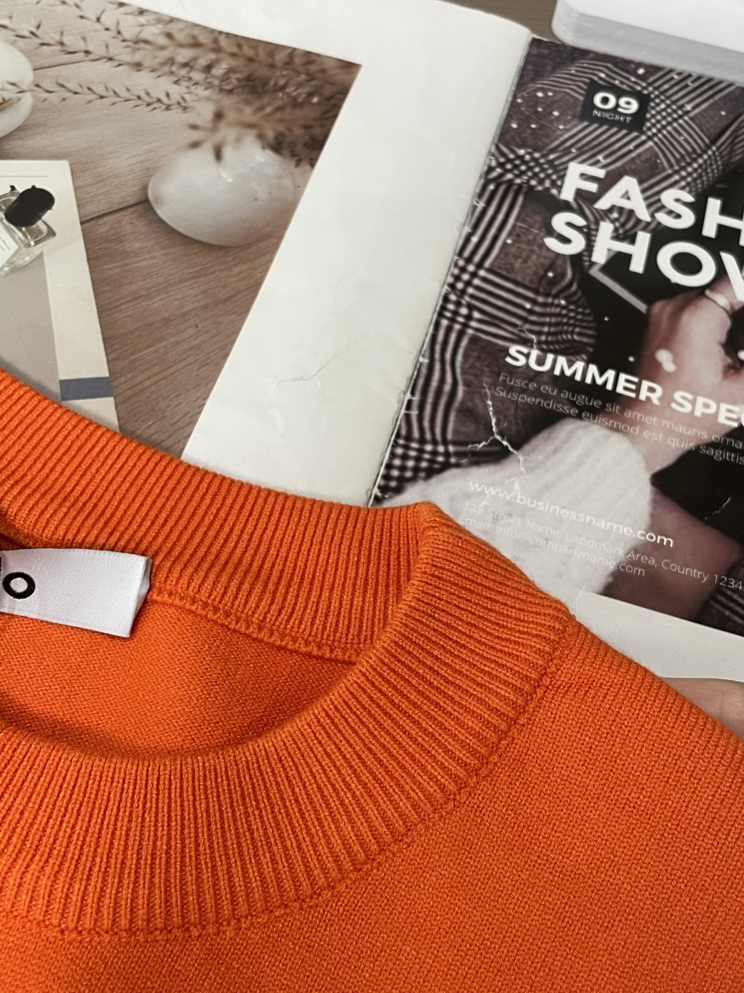 alo 2025秋冬 高级定制 都市风十足 经典简约大气圆领打底针织毛衣。 采用进口羊毛混纺面料 柔软细