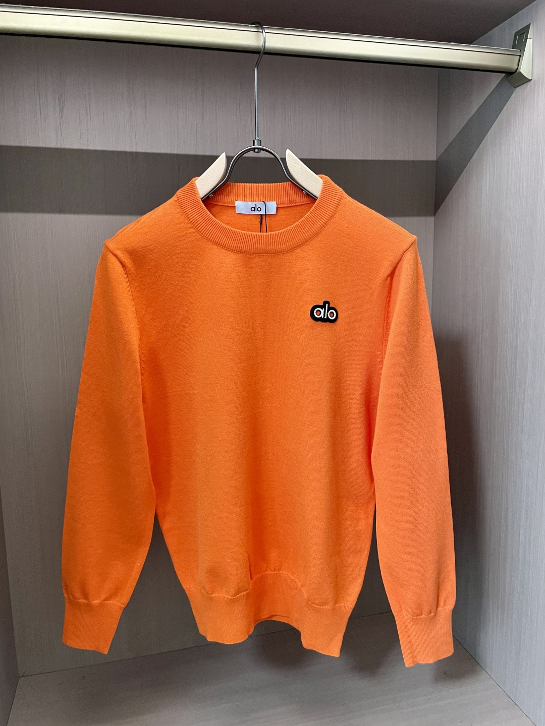 alo 2025秋冬 高级定制 都市风十足 经典简约大气圆领打底针织毛衣。 采用进口羊毛混纺面料 柔软细