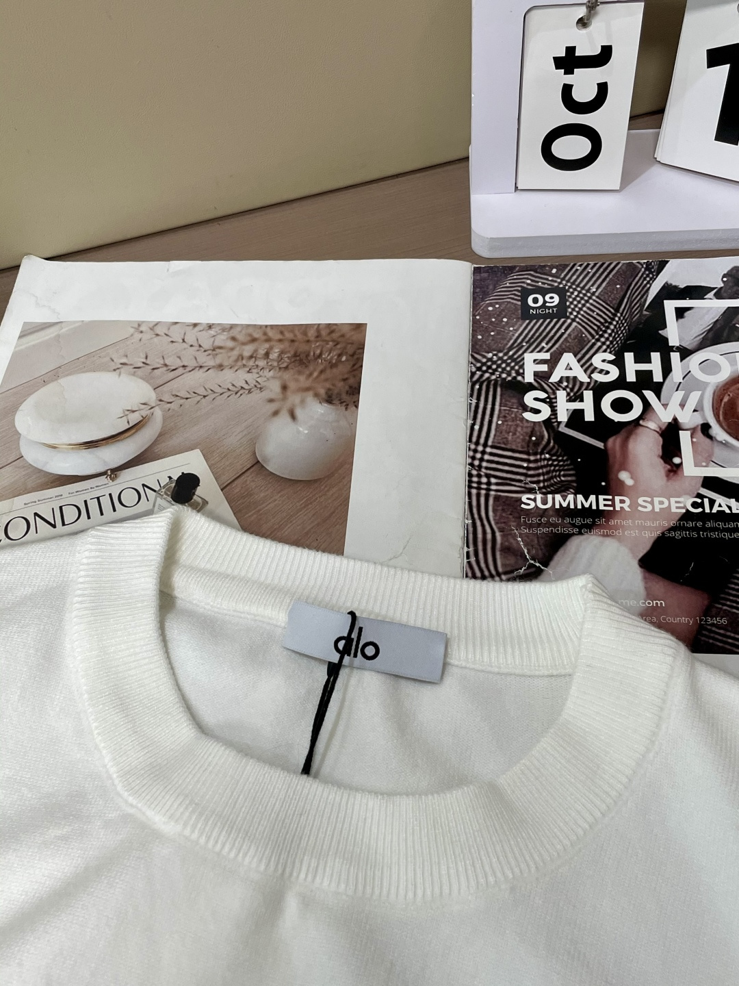 alo 2025秋冬 高级定制 都市风十足 经典简约大气圆领打底针织毛衣。 采用进口羊毛混纺面料 柔软细