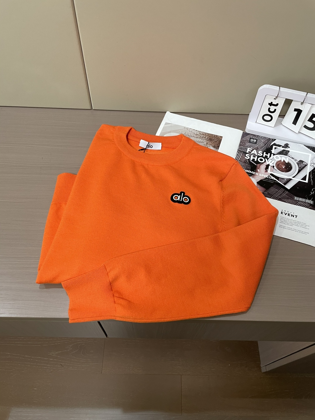 alo 2025秋冬 高级定制 都市风十足 经典简约大气圆领打底针织毛衣。 采用进口羊毛混纺面料 柔软细