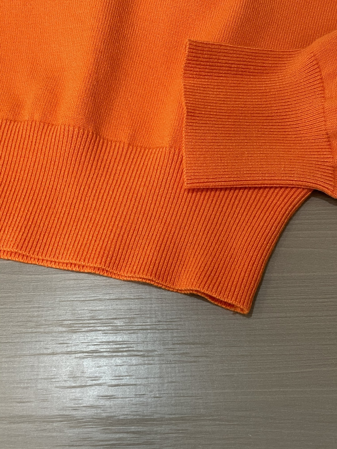 alo 2025秋冬 高级定制 都市风十足 经典简约大气圆领打底针织毛衣。 采用进口羊毛混纺面料 柔软细