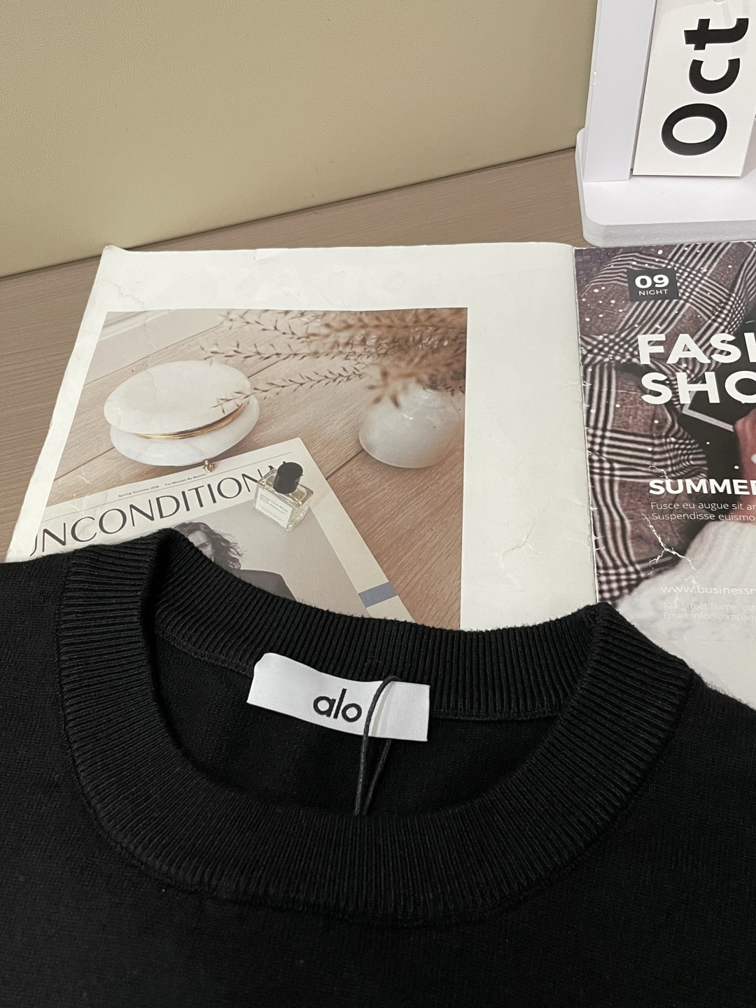 alo 2025秋冬 高级定制 都市风十足 经典简约大气圆领打底针织毛衣。 采用进口羊毛混纺面料 柔软细