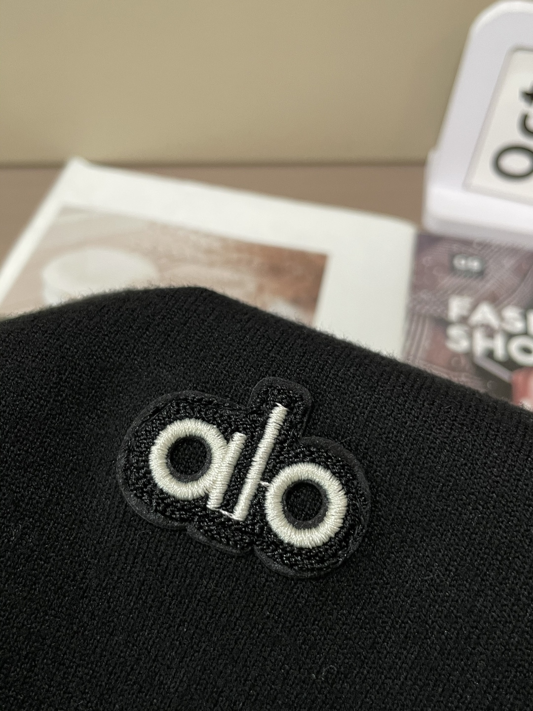 alo 2025秋冬 高级定制 都市风十足 经典简约大气圆领打底针织毛衣。 采用进口羊毛混纺面料 柔软细