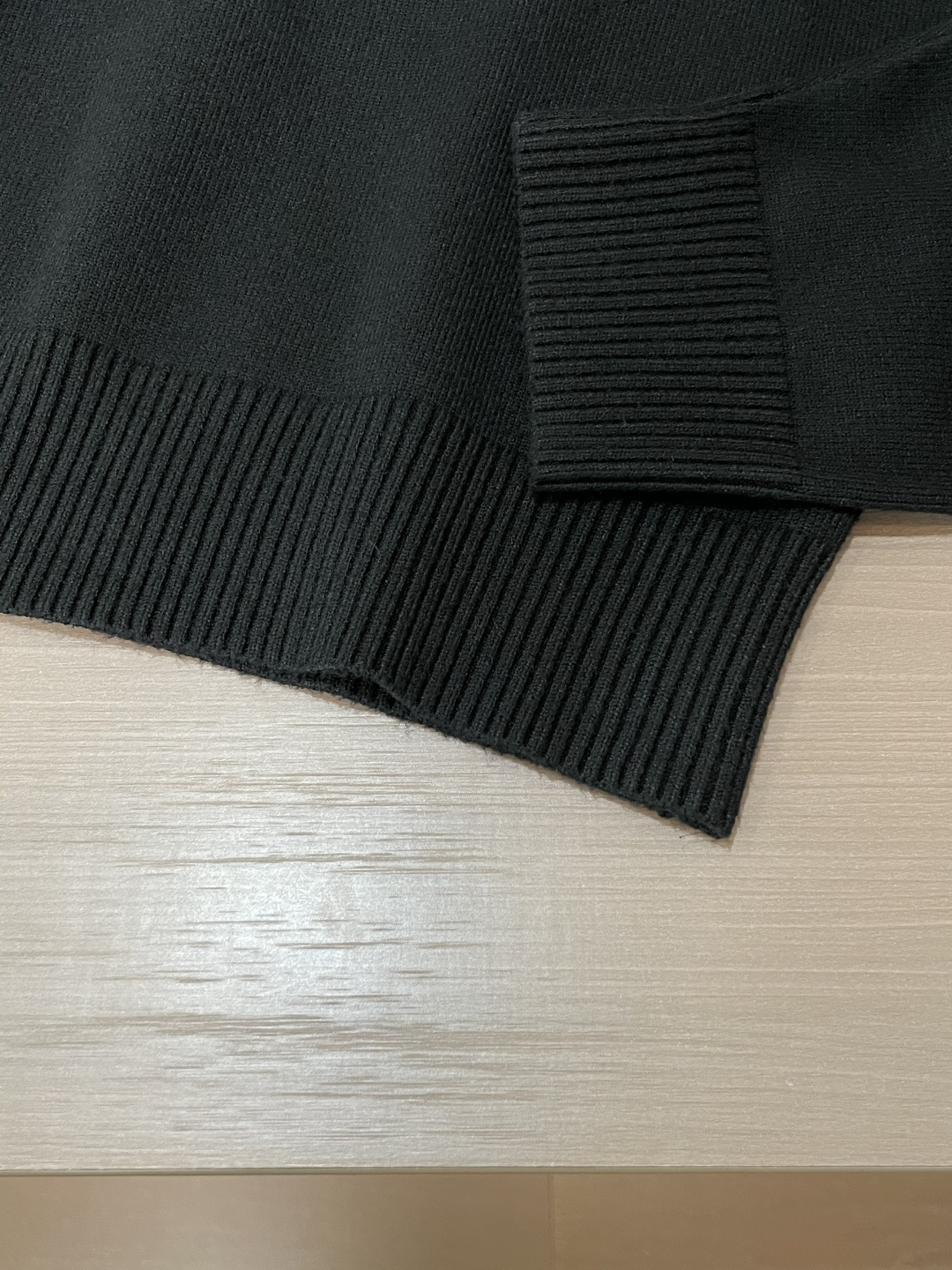 alo 2025秋冬 高级定制 都市风十足 经典简约大气圆领打底针织毛衣。 采用进口羊毛混纺面料 柔软细