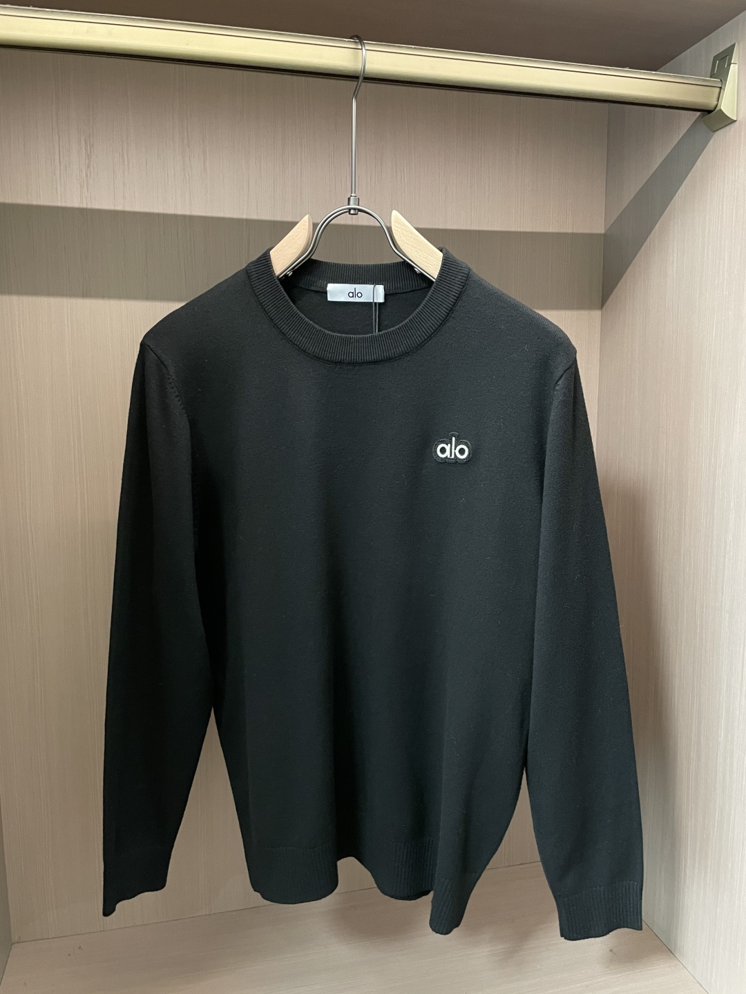 alo 2025秋冬 高级定制 都市风十足 经典简约大气圆领打底针织毛衣。 采用进口羊毛混纺面料 柔软细