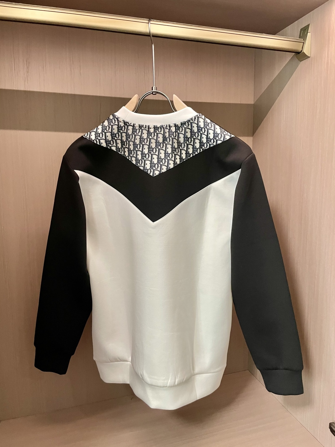 Dior 圆领套头卫衣；经典套头男女同款，简约大气系列单品，低调奢华大气百搭款！卫衣选用客供100%高克