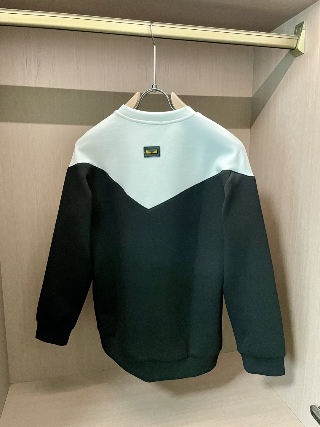 FD 圆领套头卫衣；经典套头男女同款，简约大气系列单品，低调奢华大气百搭款！卫衣选用客供100%高克重棉