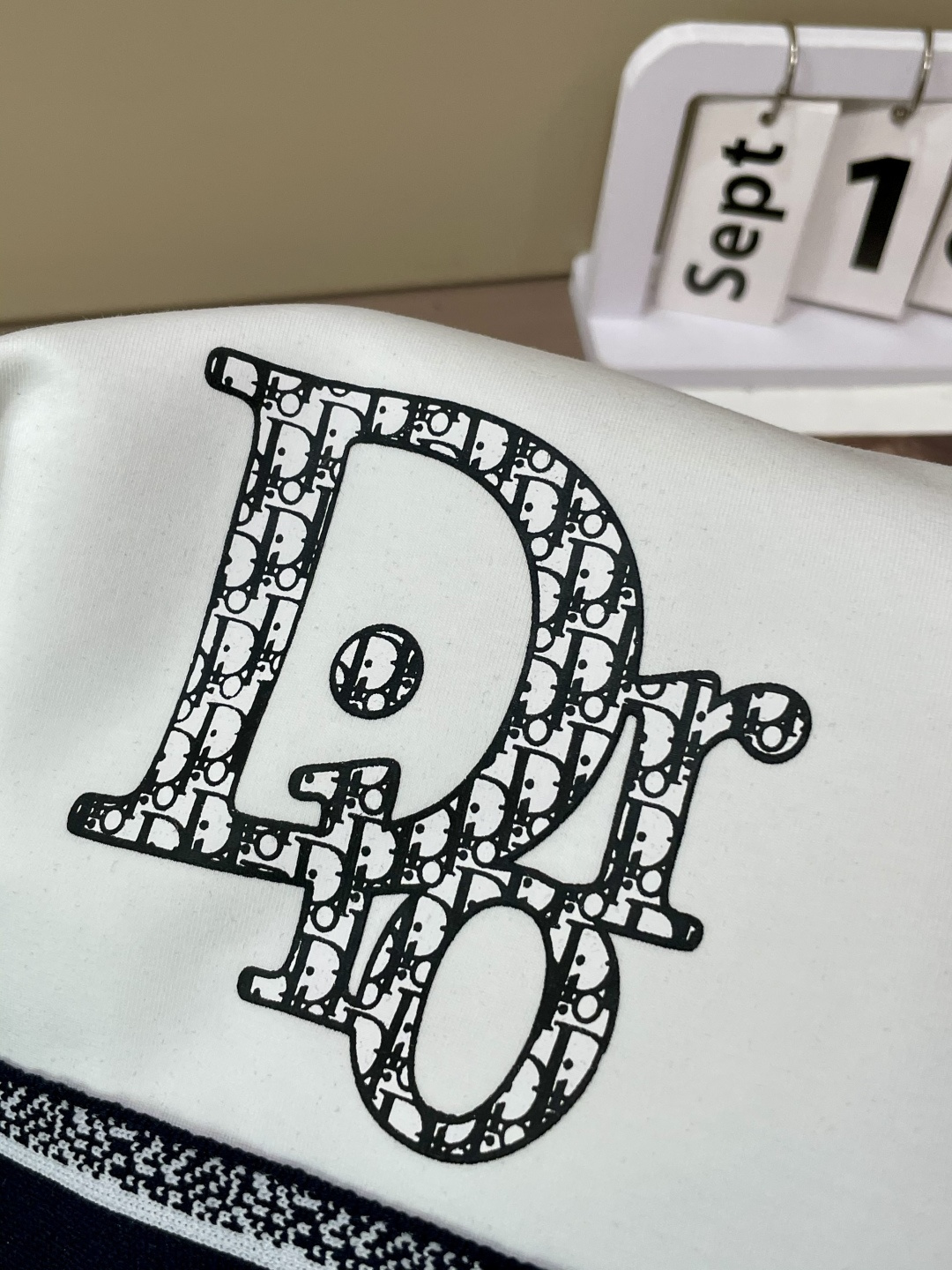 Dior 圆领套头卫衣；经典套头男女同款，简约大气系列单品，低调奢华大气百搭款！卫衣选用客供100%高克