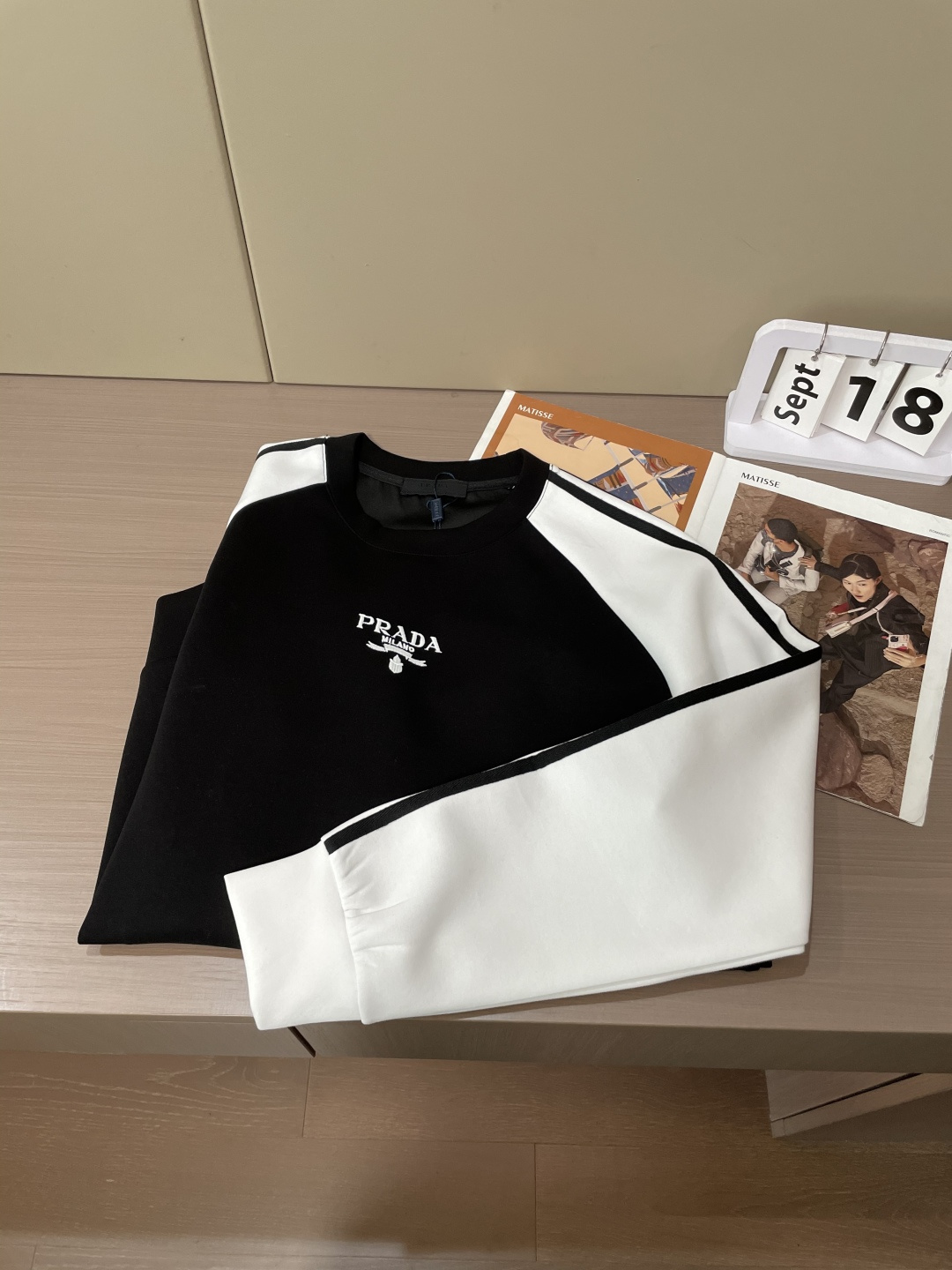 Prad 圆领套头卫衣；经典套头男女同款，简约大气系列单品，低调奢华大气百搭款！卫衣选用客供100%高克