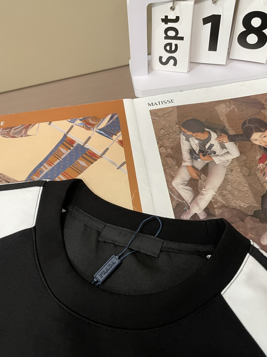 Prad 圆领套头卫衣；经典套头男女同款，简约大气系列单品，低调奢华大气百搭款！卫衣选用客供100%高克