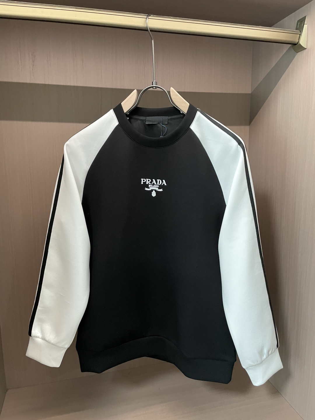 Prad 圆领套头卫衣；经典套头男女同款，简约大气系列单品，低调奢华大气百搭款！卫衣选用客供100%高克