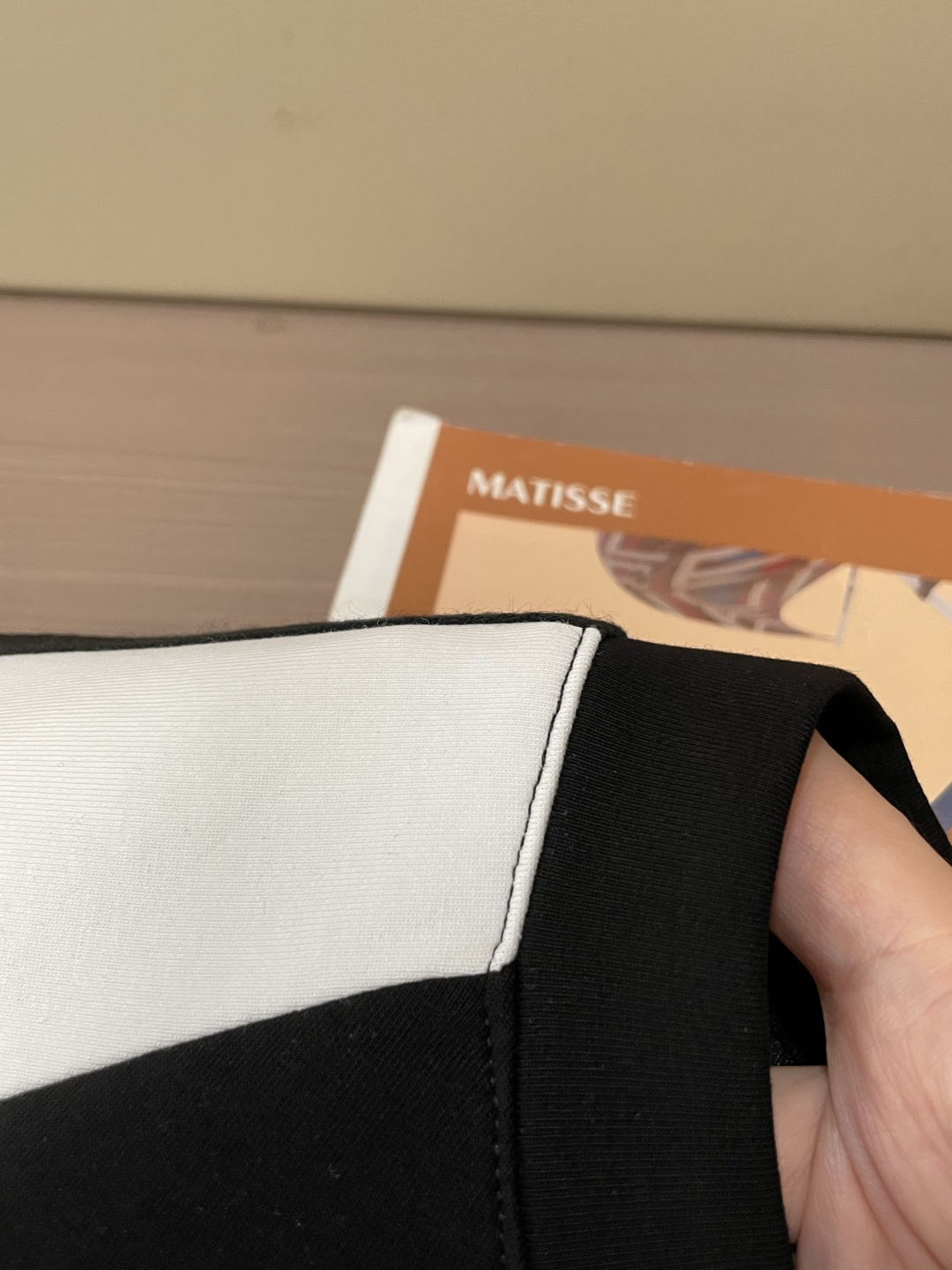 Prad 圆领套头卫衣；经典套头男女同款，简约大气系列单品，低调奢华大气百搭款！卫衣选用客供100%高克