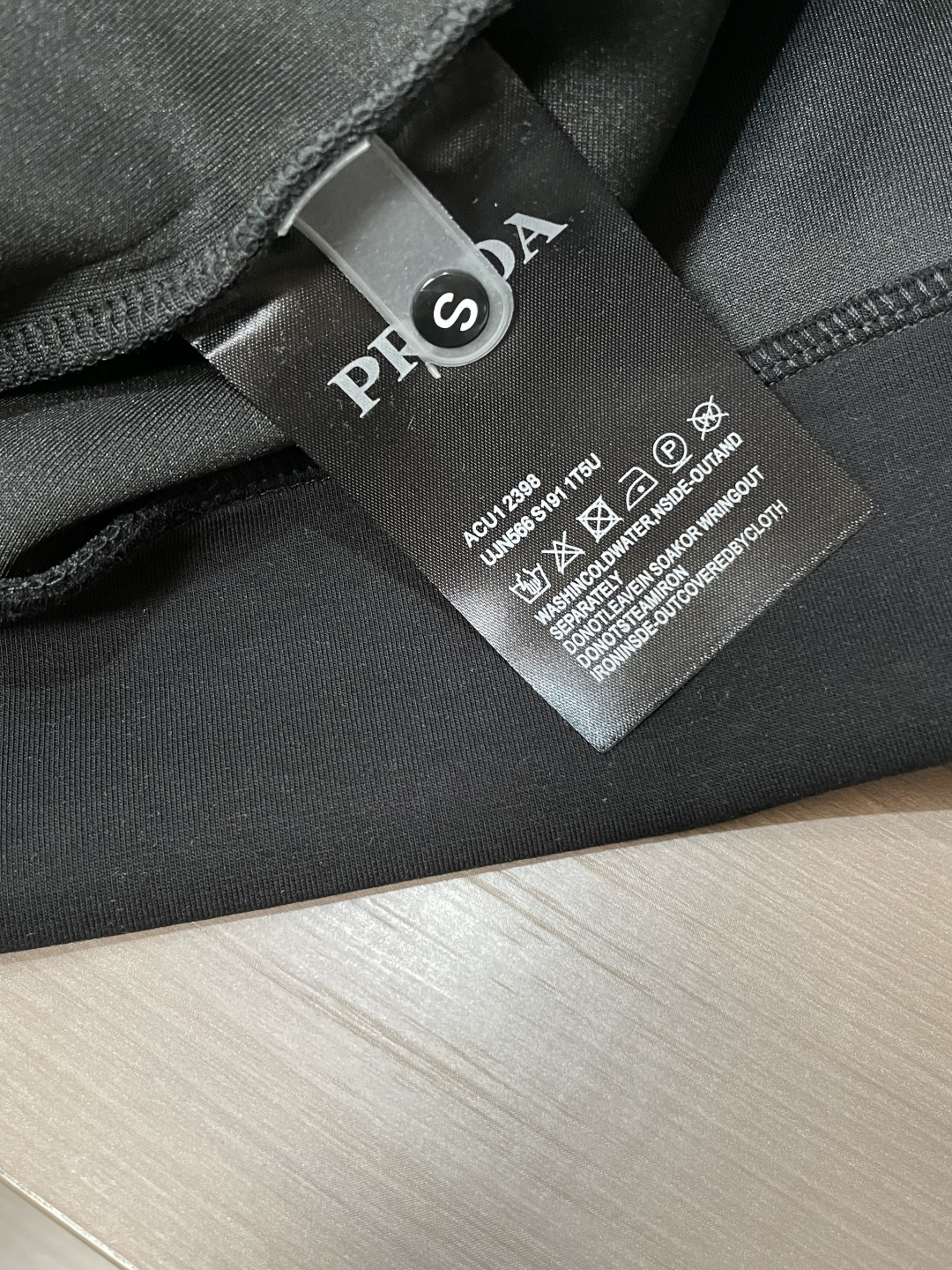 Prad 圆领套头卫衣；经典套头男女同款，简约大气系列单品，低调奢华大气百搭款！卫衣选用客供100%高克