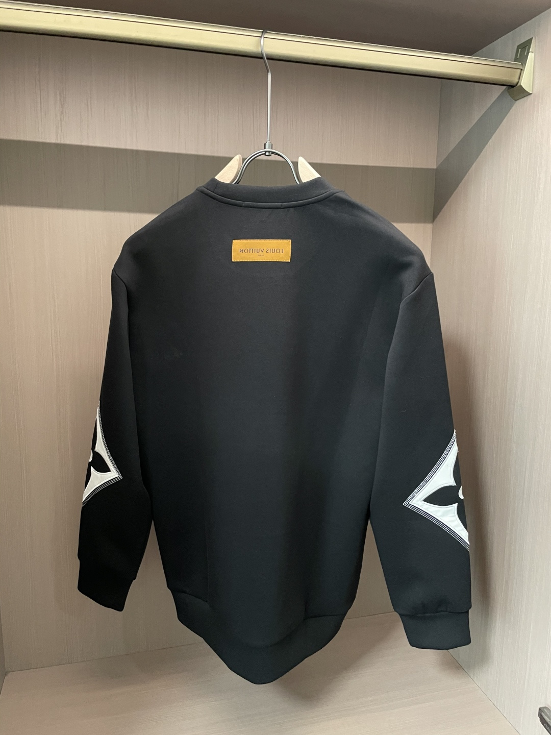 Lv 圆领套头卫衣；经典套头男女同款，简约大气系列单品，低调奢华大气百搭款！卫衣选用客供100%高克重棉