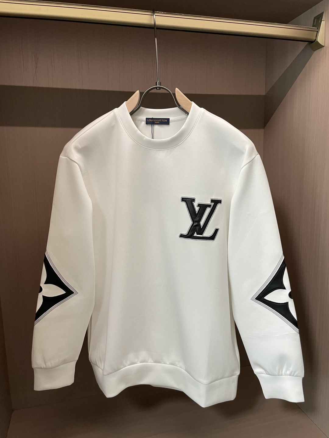 Lv 圆领套头卫衣；经典套头男女同款，简约大气系列单品，低调奢华大气百搭款！卫衣选用客供100%高克重棉