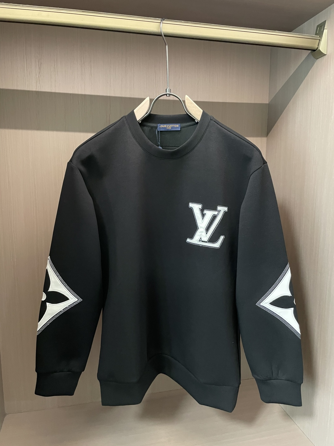 Lv 圆领套头卫衣；经典套头男女同款，简约大气系列单品，低调奢华大气百搭款！卫衣选用客供100%高克重棉