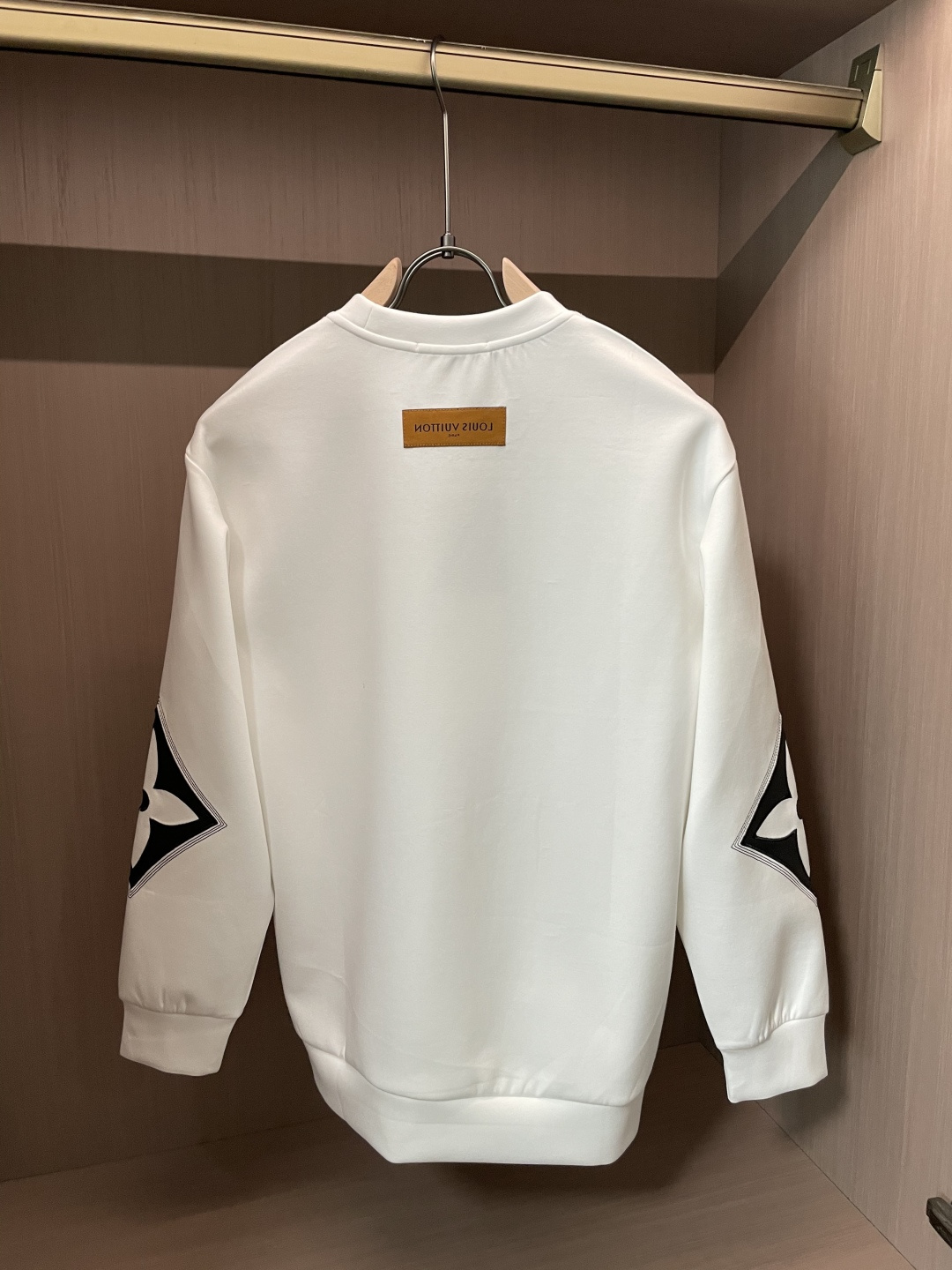 Lv 圆领套头卫衣；经典套头男女同款，简约大气系列单品，低调奢华大气百搭款！卫衣选用客供100%高克重棉