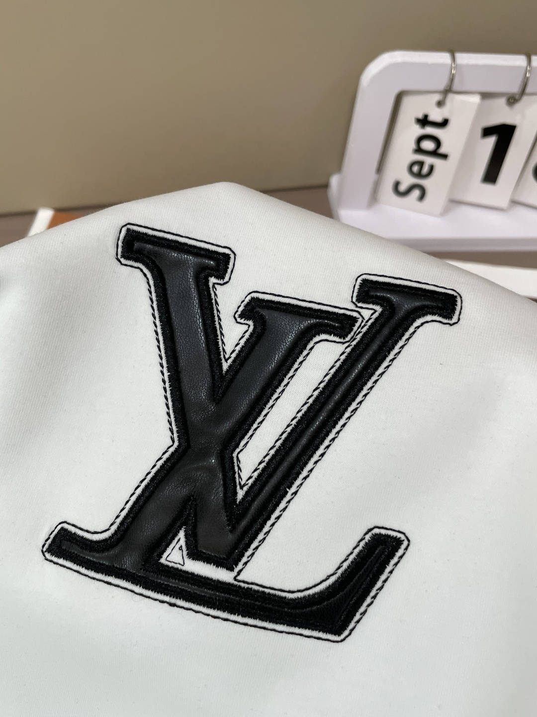 Lv 圆领套头卫衣；经典套头男女同款，简约大气系列单品，低调奢华大气百搭款！卫衣选用客供100%高克重棉