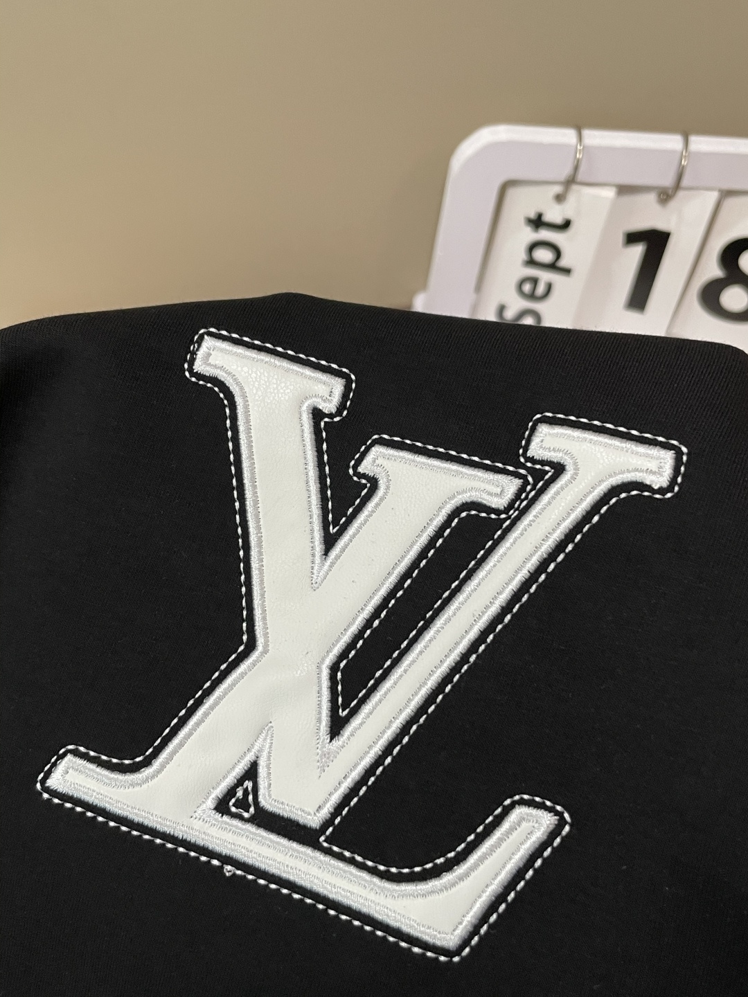 Lv 圆领套头卫衣；经典套头男女同款，简约大气系列单品，低调奢华大气百搭款！卫衣选用客供100%高克重棉