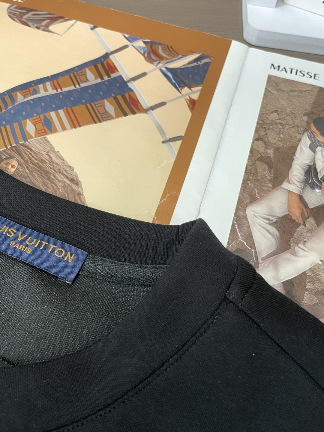 Lv 圆领套头卫衣；经典套头男女同款，简约大气系列单品，低调奢华大气百搭款！卫衣选用客供100%高克重棉