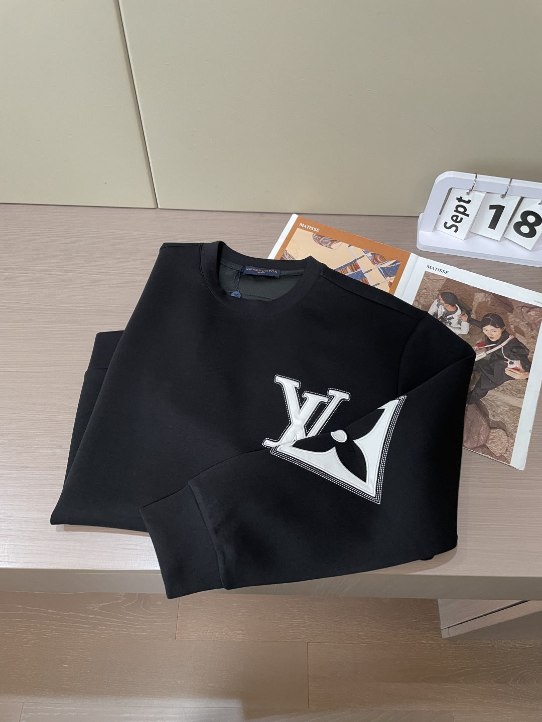 Lv 圆领套头卫衣；经典套头男女同款，简约大气系列单品，低调奢华大气百搭款！卫衣选用客供100%高克重棉