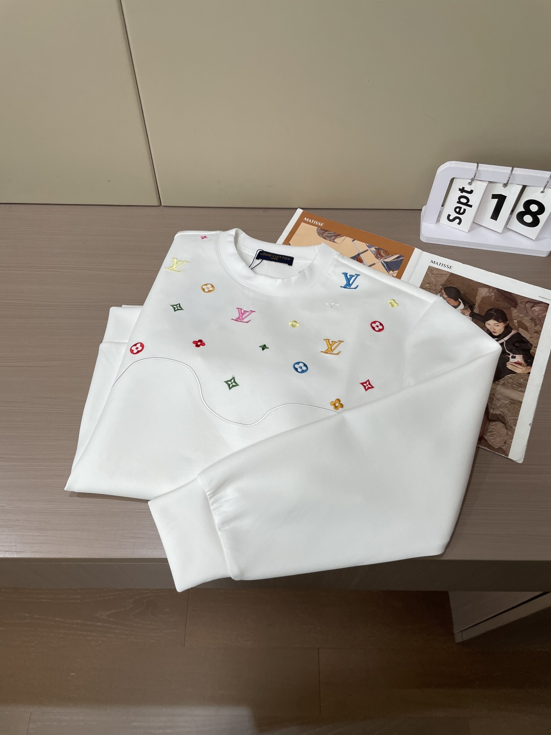 Lv 圆领套头卫衣；经典套头男女同款，简约大气系列单品，低调奢华大气百搭款！卫衣选用客供100%高克重棉