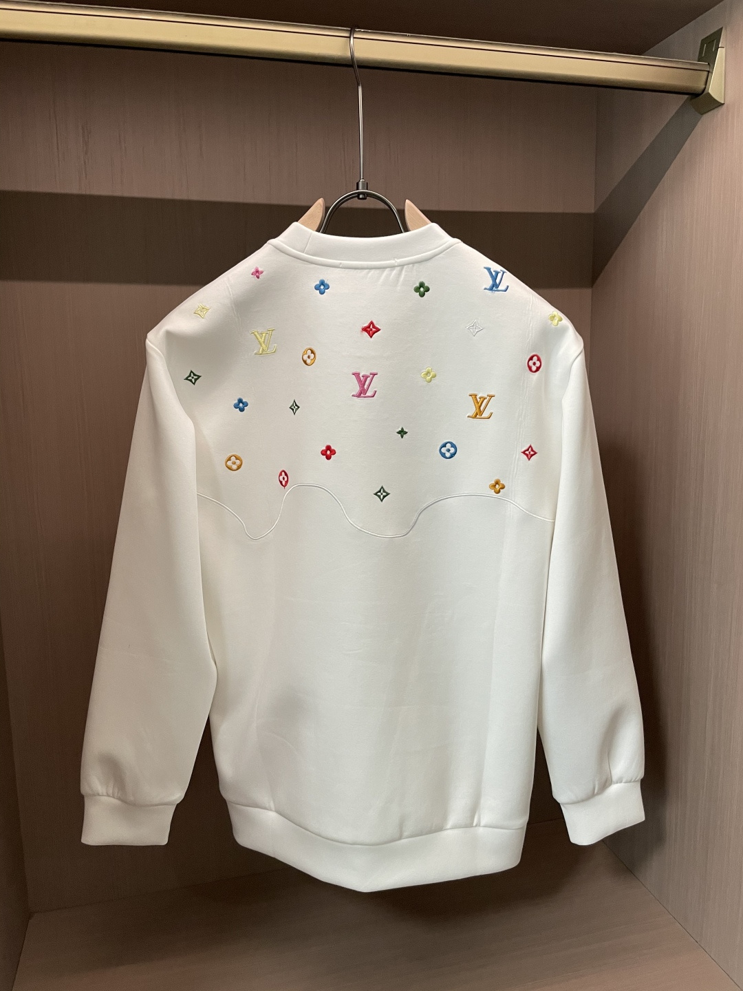 Lv 圆领套头卫衣；经典套头男女同款，简约大气系列单品，低调奢华大气百搭款！卫衣选用客供100%高克重棉