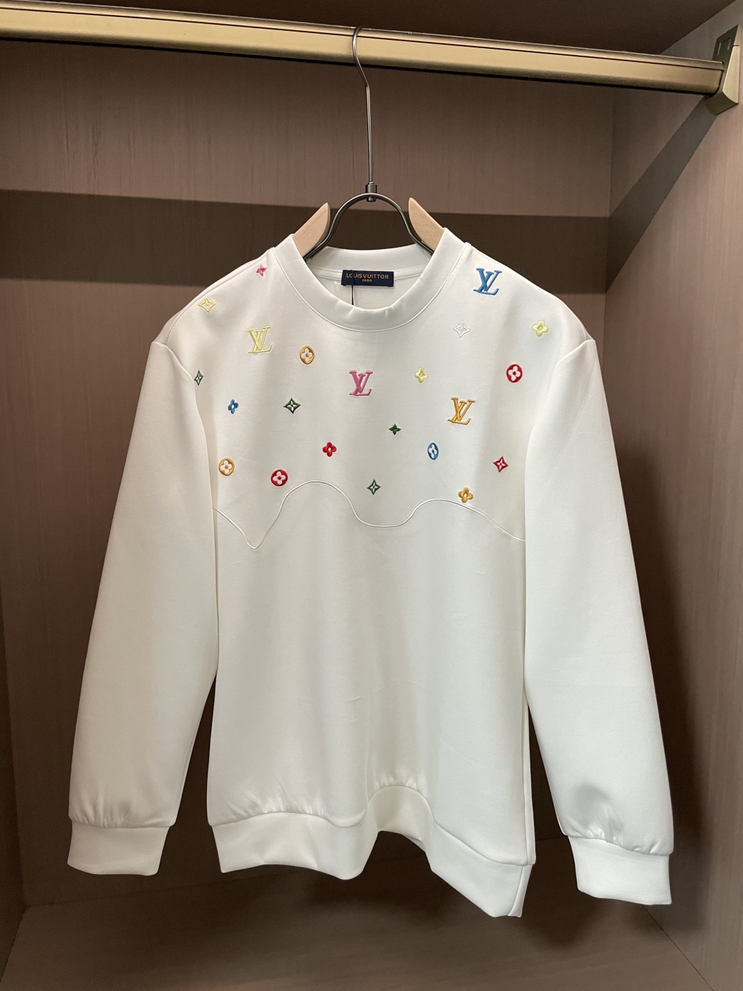 Lv 圆领套头卫衣；经典套头男女同款，简约大气系列单品，低调奢华大气百搭款！卫衣选用客供100%高克重棉