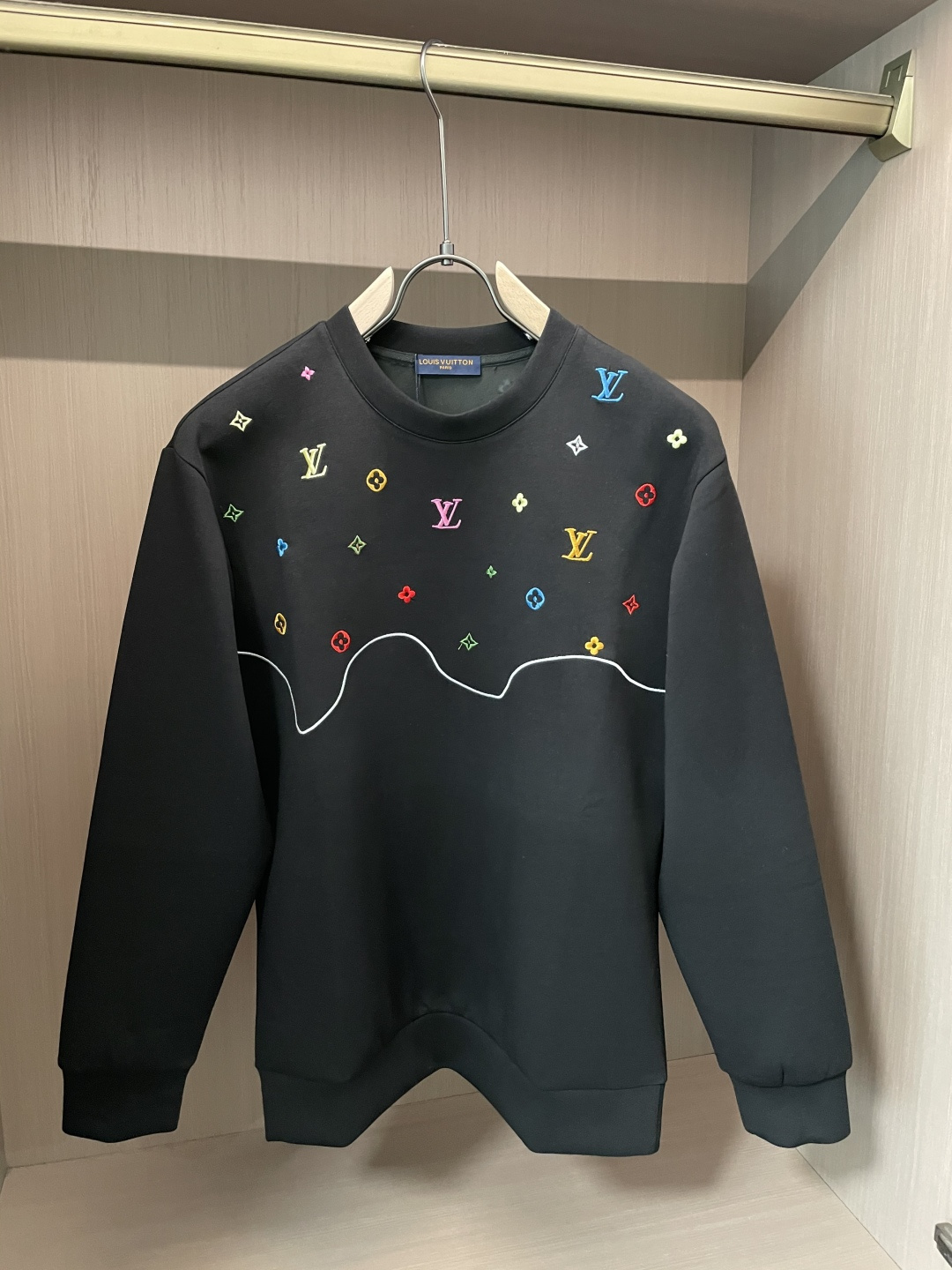 Lv 圆领套头卫衣；经典套头男女同款，简约大气系列单品，低调奢华大气百搭款！卫衣选用客供100%高克重棉