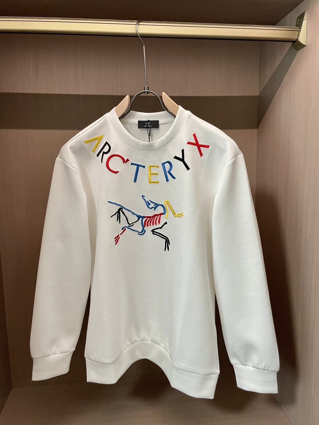 始祖鸟 圆领套头卫衣；经典套头男女同款，简约大气系列单品，低调奢华大气百搭款！卫衣选用客供100%高克重