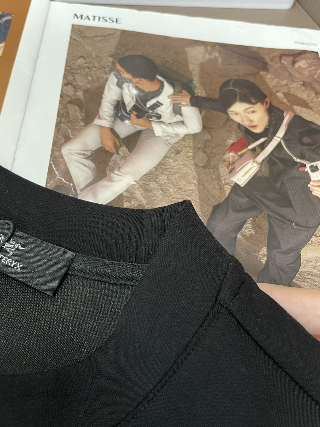 始祖鸟 圆领套头卫衣；经典套头男女同款，简约大气系列单品，低调奢华大气百搭款！卫衣选用客供100%高克重