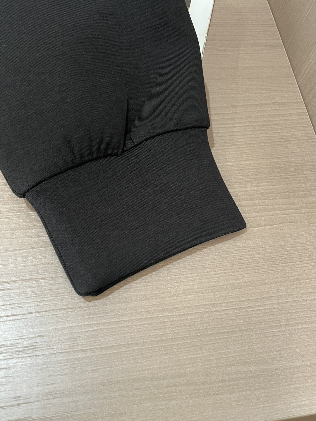 始祖鸟 圆领套头卫衣；经典套头男女同款，简约大气系列单品，低调奢华大气百搭款！卫衣选用客供100%高克重