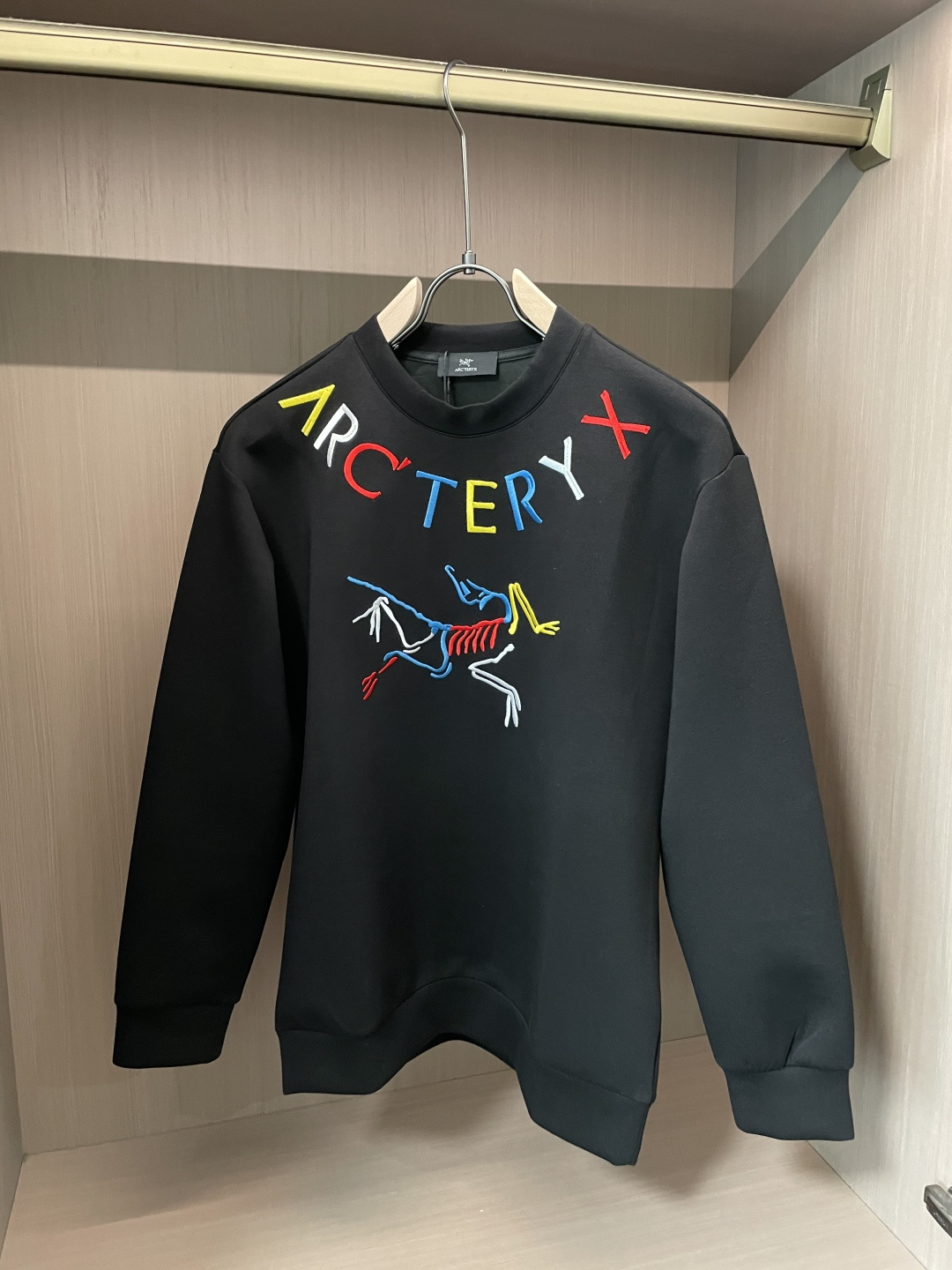 始祖鸟 圆领套头卫衣；经典套头男女同款，简约大气系列单品，低调奢华大气百搭款！卫衣选用客供100%高克重