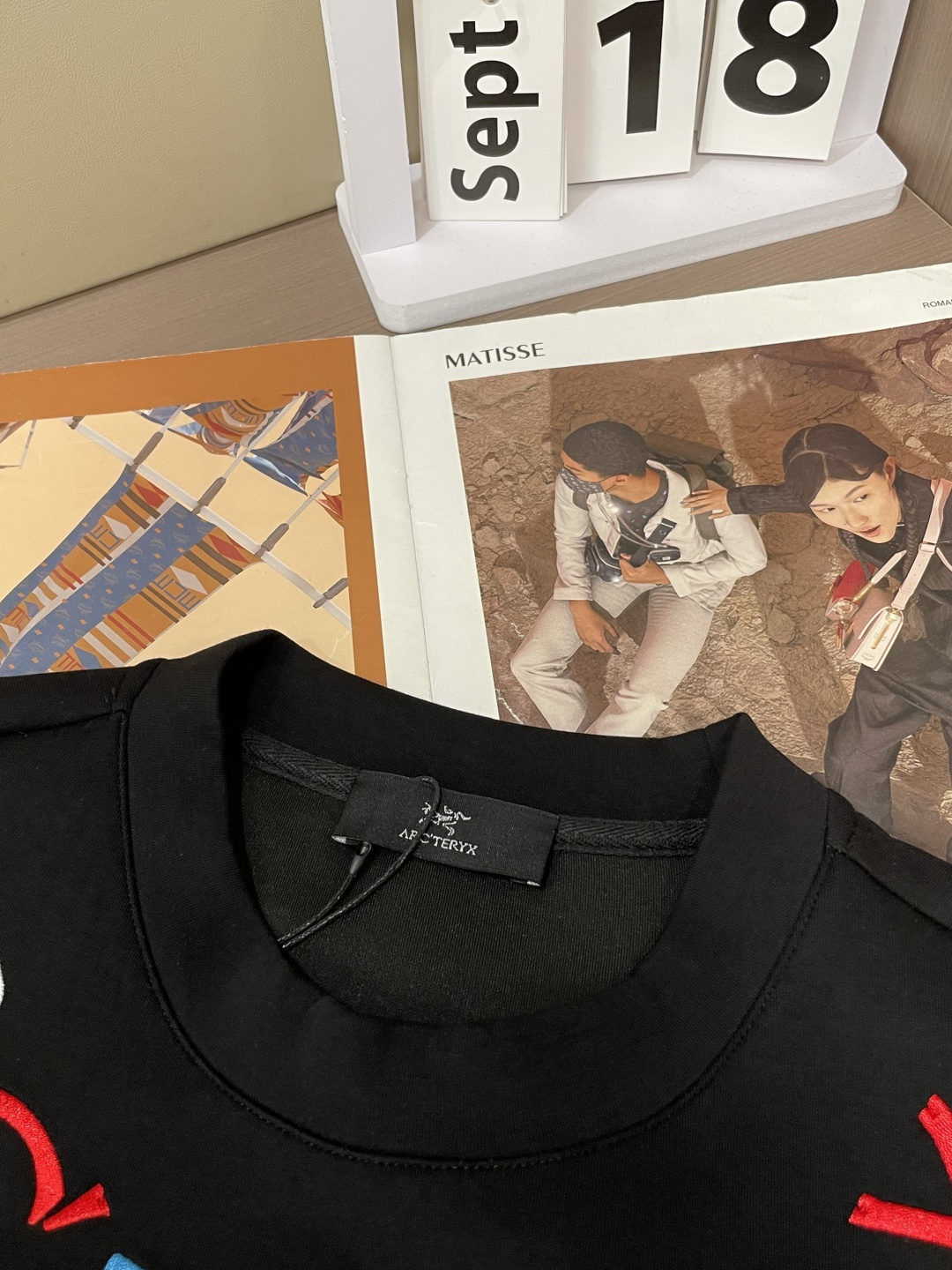 始祖鸟 圆领套头卫衣；经典套头男女同款，简约大气系列单品，低调奢华大气百搭款！卫衣选用客供100%高克重