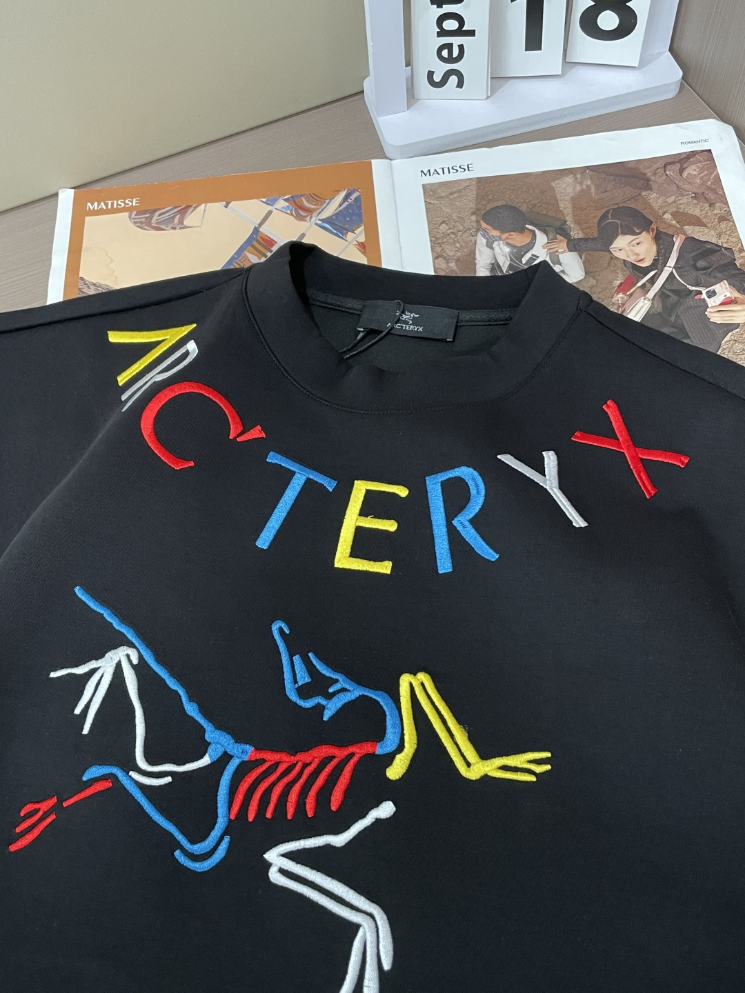 始祖鸟 圆领套头卫衣；经典套头男女同款，简约大气系列单品，低调奢华大气百搭款！卫衣选用客供100%高克重