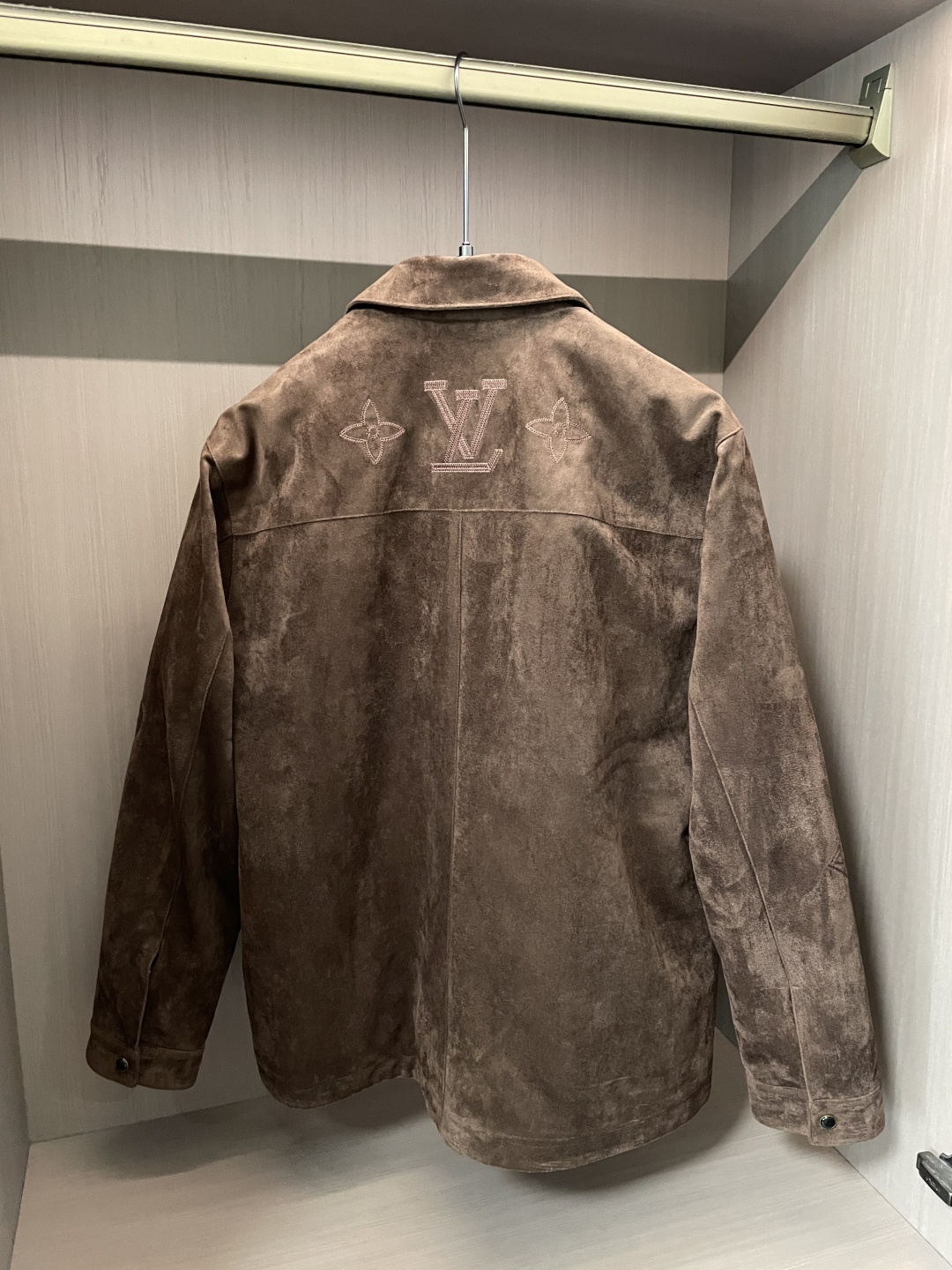 驴家 *Monogram提花羽绒夹克🔥经典老花图案，低调奢华。高品麂皮绒面料柔软有质感.内里羽绒秋冬季节