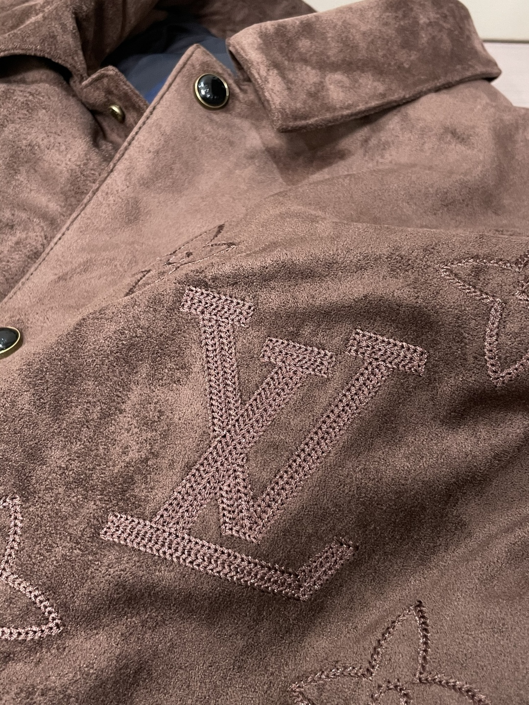 驴家 *Monogram提花羽绒夹克🔥经典老花图案，低调奢华。高品麂皮绒面料柔软有质感.内里羽绒秋冬季节