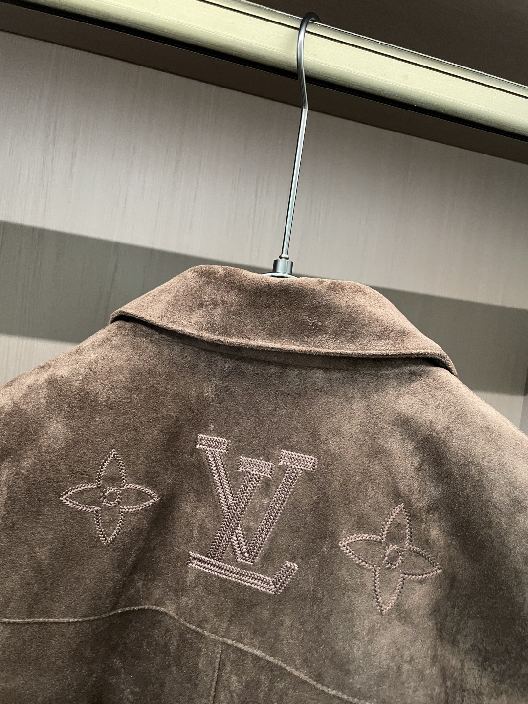 驴家 *Monogram提花羽绒夹克🔥经典老花图案，低调奢华。高品麂皮绒面料柔软有质感.内里羽绒秋冬季节