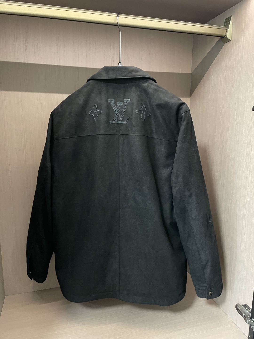 驴家 *Monogram提花羽绒夹克🔥经典老花图案，低调奢华。高品麂皮绒面料柔软有质感.内里羽绒秋冬季节