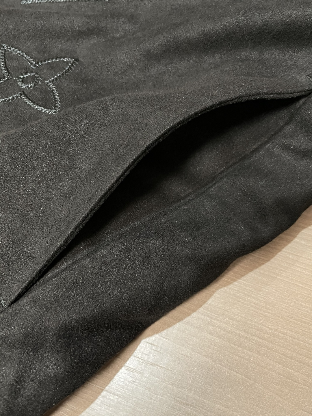 驴家 *Monogram提花羽绒夹克🔥经典老花图案，低调奢华。高品麂皮绒面料柔软有质感.内里羽绒秋冬季节