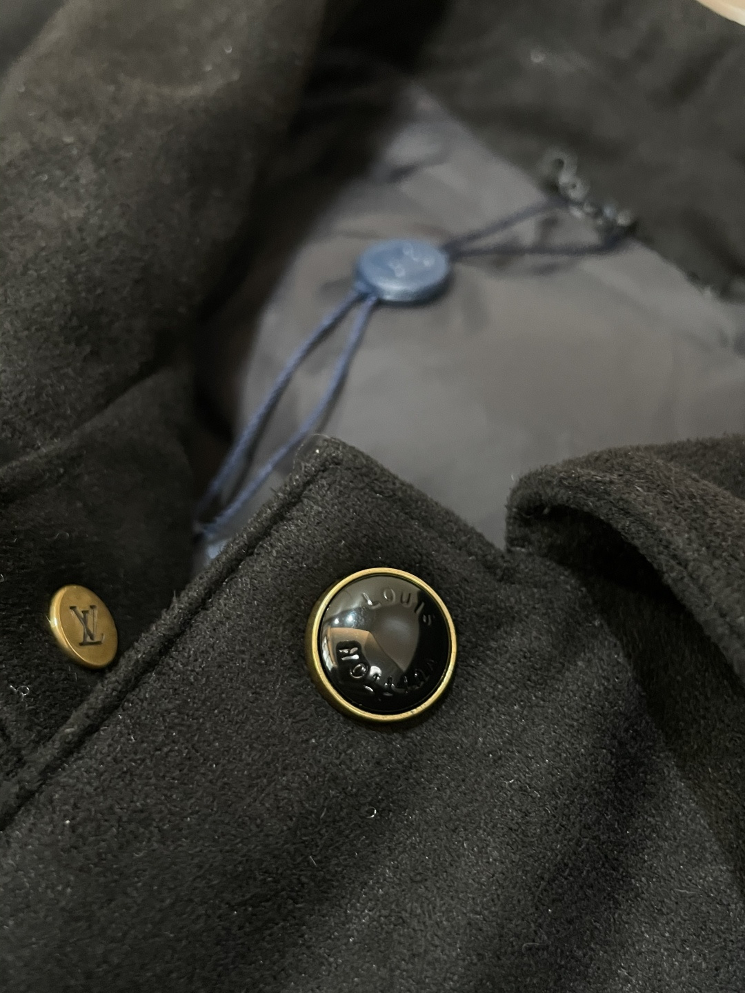 驴家 *Monogram提花羽绒夹克🔥经典老花图案，低调奢华。高品麂皮绒面料柔软有质感.内里羽绒秋冬季节