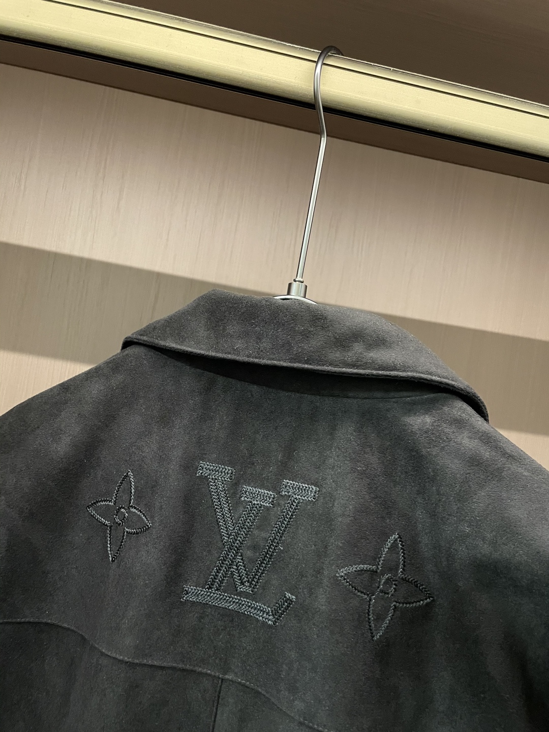 驴家 *Monogram提花羽绒夹克🔥经典老花图案，低调奢华。高品麂皮绒面料柔软有质感.内里羽绒秋冬季节