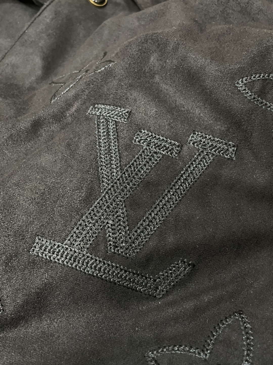 驴家 *Monogram提花羽绒夹克🔥经典老花图案，低调奢华。高品麂皮绒面料柔软有质感.内里羽绒秋冬季节