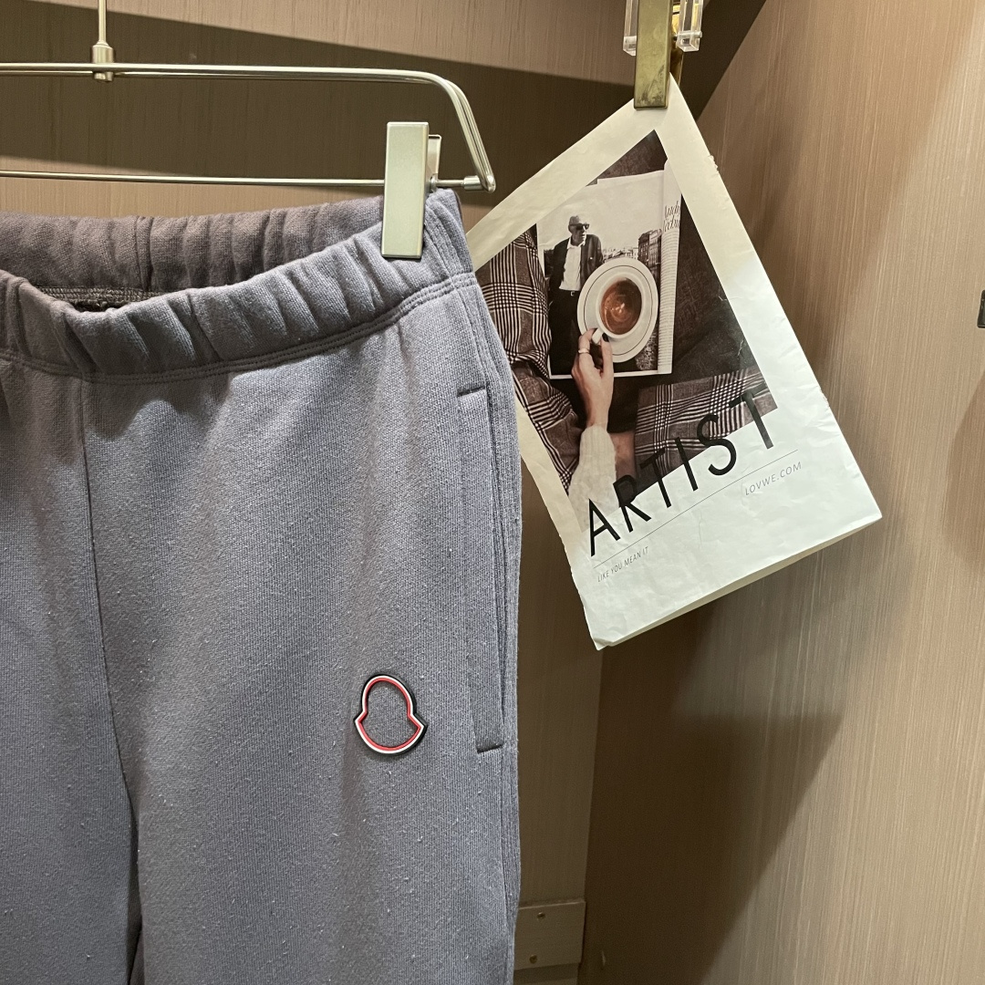 蒙口 🆕2025秋冬新款休闲裤！官网同步发售。品牌经典LOGO休闲裤 ，定制面料，舒适度极好，手触感强烈