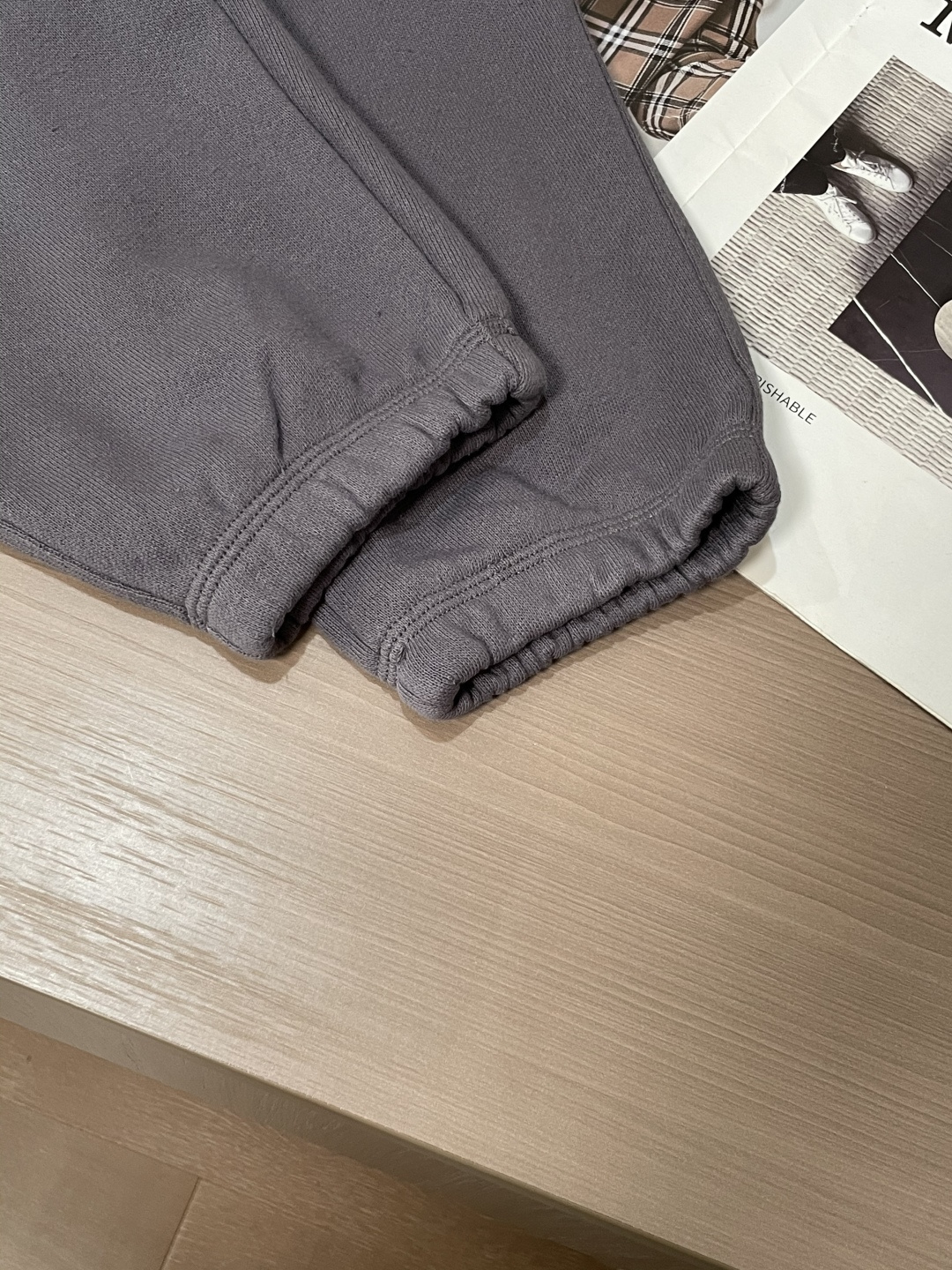 蒙口 🆕2025秋冬新款休闲裤！官网同步发售。品牌经典LOGO休闲裤 ，定制面料，舒适度极好，手触感强烈