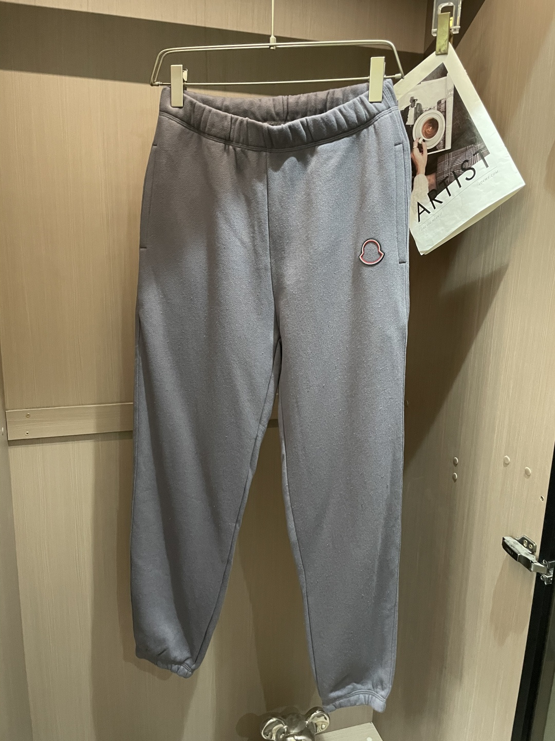 蒙口 🆕2025秋冬新款休闲裤！官网同步发售。品牌经典LOGO休闲裤 ，定制面料，舒适度极好，手触感强烈