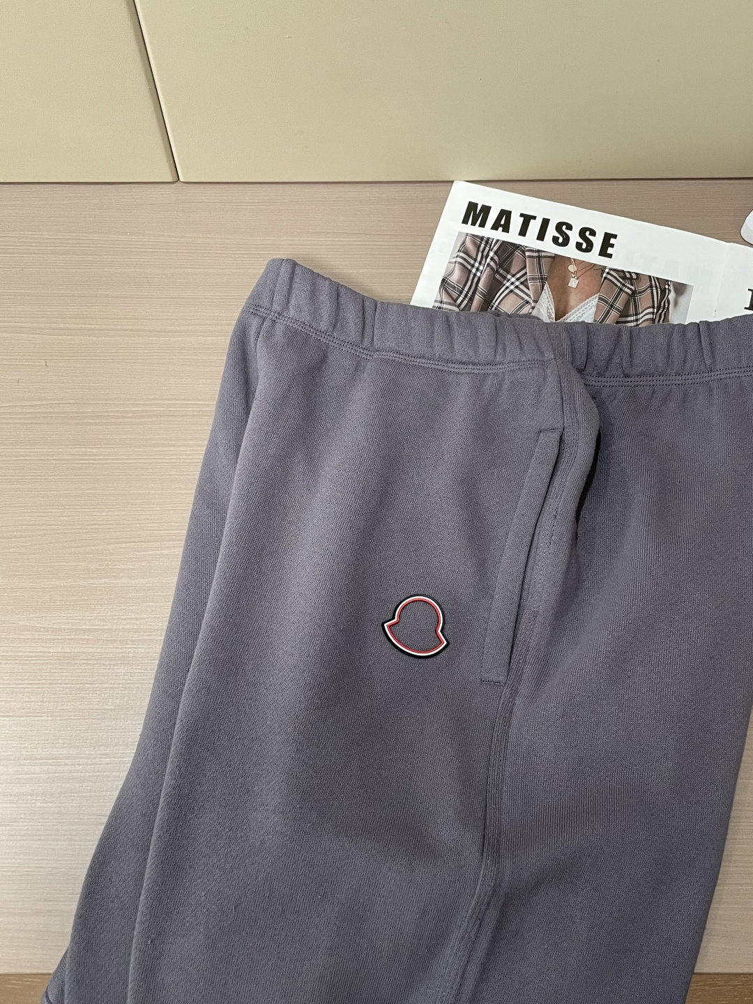 蒙口 🆕2025秋冬新款休闲裤！官网同步发售。品牌经典LOGO休闲裤 ，定制面料，舒适度极好，手触感强烈