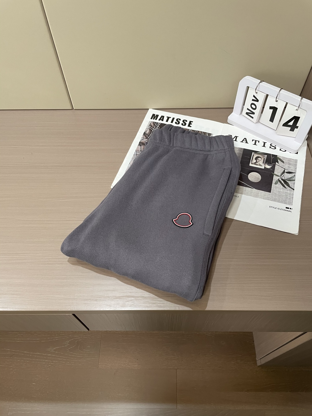 蒙口 🆕2025秋冬新款休闲裤！官网同步发售。品牌经典LOGO休闲裤 ，定制面料，舒适度极好，手触感强烈