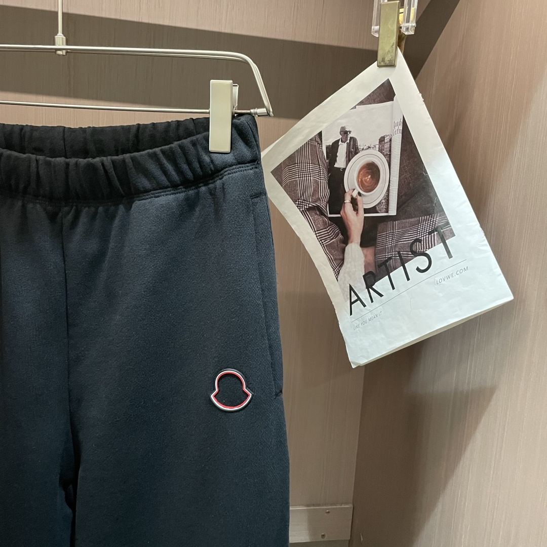 蒙口 🆕2025秋冬新款休闲裤！官网同步发售。品牌经典LOGO休闲裤 ，定制面料，舒适度极好，手触感强烈