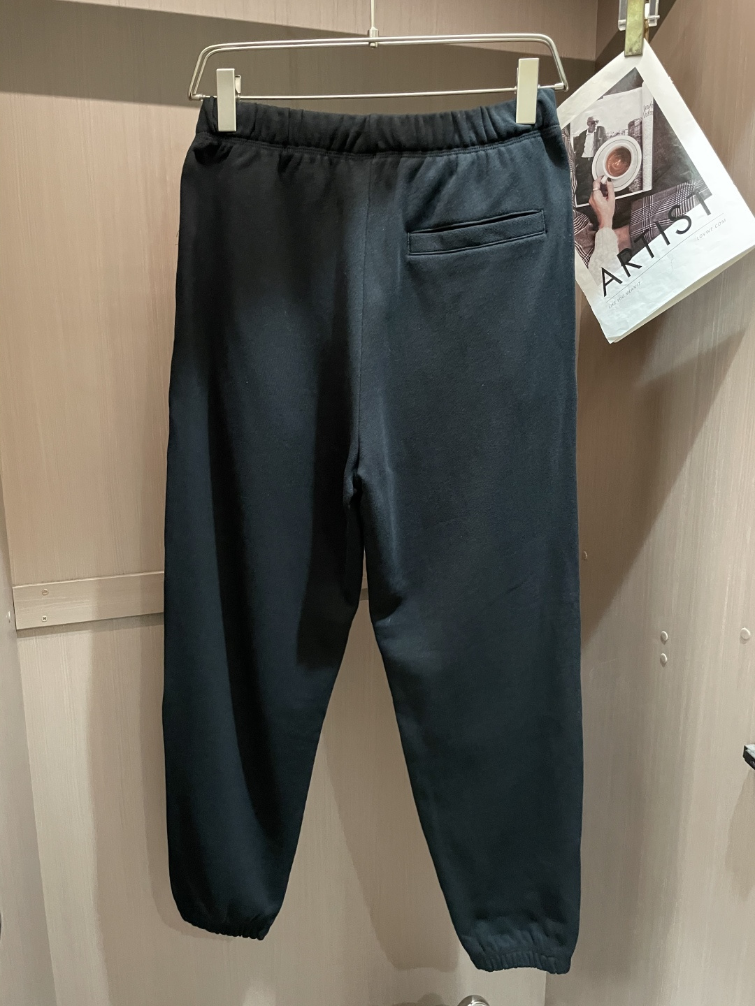 蒙口 🆕2025秋冬新款休闲裤！官网同步发售。品牌经典LOGO休闲裤 ，定制面料，舒适度极好，手触感强烈